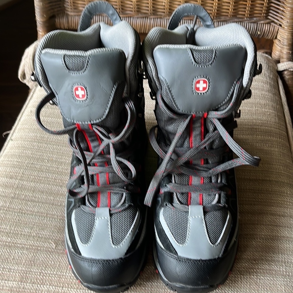 SwissGear Thinsulate winter snow boots black/gray size 7 men (9women) EUC